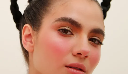 Aplica el blush con la técnica W para un efecto de bronceado natural