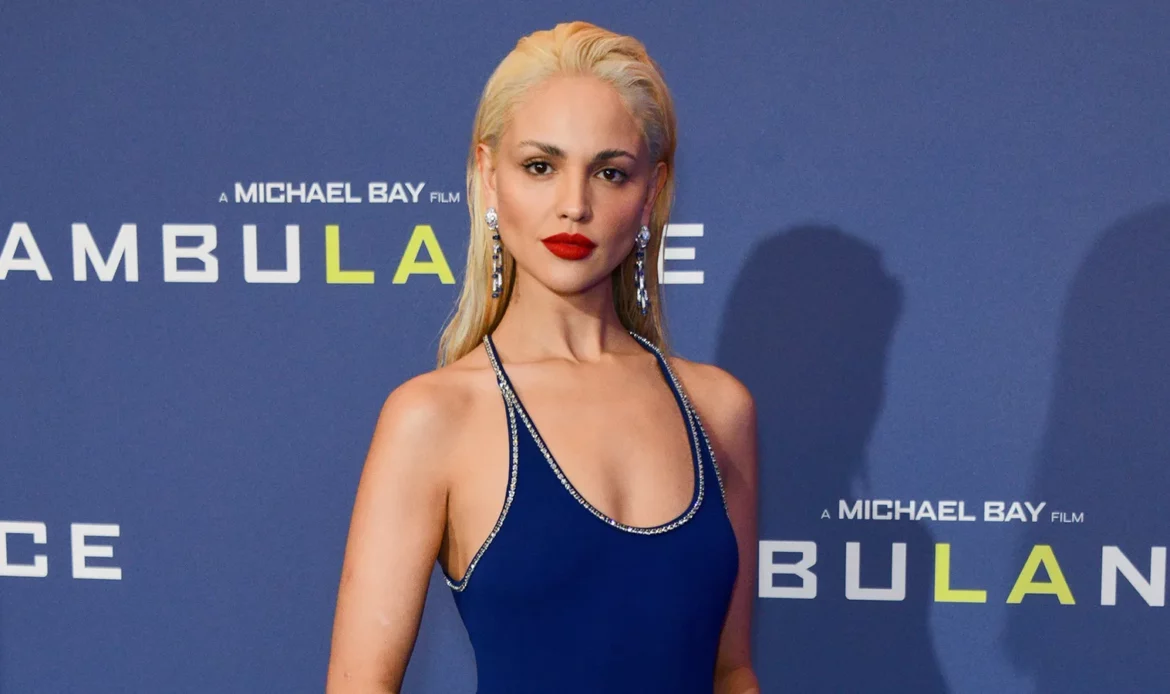 Eiza González se vuelve rubia y acierta con el tono más fresco de la primavera