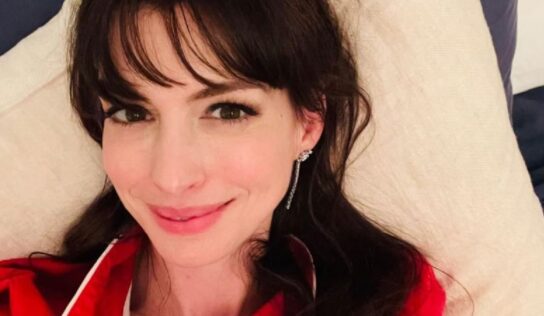Anne Hathaway usa el eyeliner vintage que agranda los ojos y que debes usar a los 30