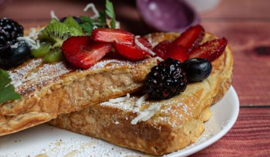 Hot cakes integrales con avena, así puedes darle un giro diferente a tu desayuno