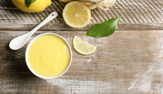 Natilla de limón, un postre fácil y refrescante que puedes tener listo en minutos