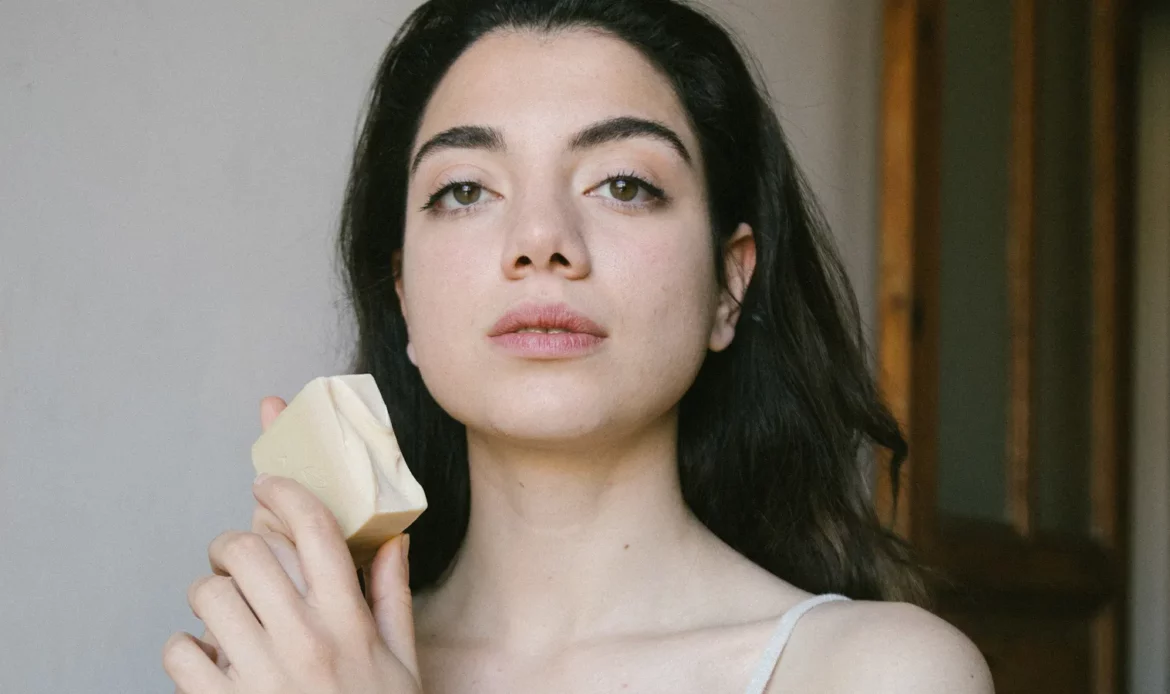 Perfume sólido: así lo usan las mujeres que SIEMPRE huelen rico