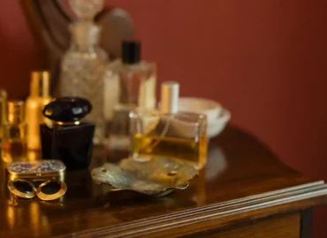 5 perfumes para mujer con aroma a maderas para las personalidades fuertes