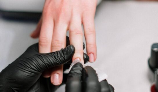 5 razones por las que aparecen manchas blancas en las uñas y cómo evitarlas